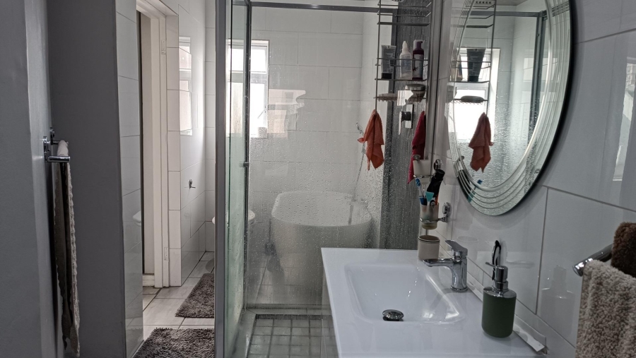 2 Bedroom Property for Sale in Zonnebloem Western Cape